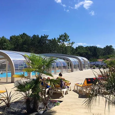 Paisible A Avec Piscine Partagee