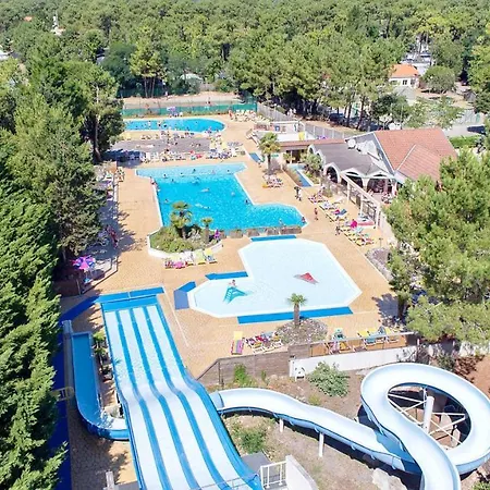Paisible A Avec Piscine Partagee Ferienhaus