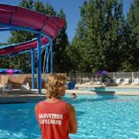 Paisible A Avec Piscine Partagee