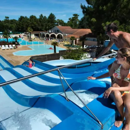 Paisible A Avec Piscine Partagee