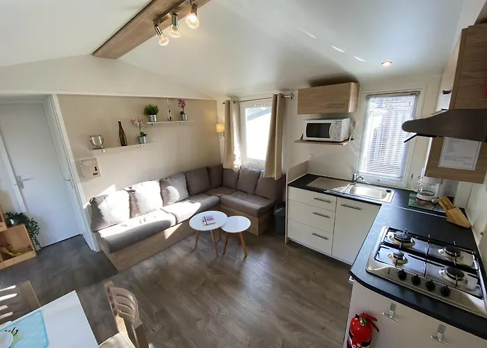 Paisible A Avec Piscine Partagee 度假居 *